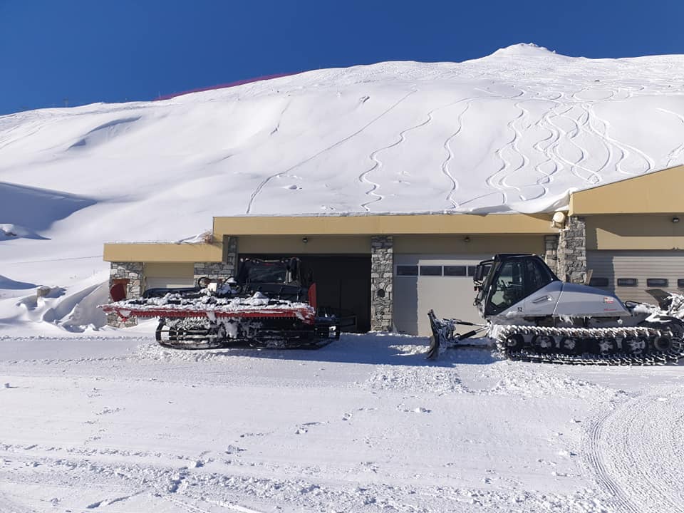 Garage station de ski et dameuses